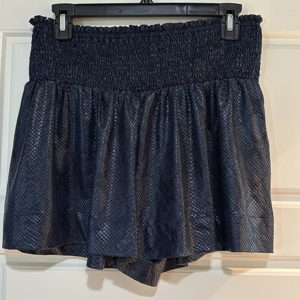 TCEC navy printed flowy shorts- Size s boutique faux leather short skort new